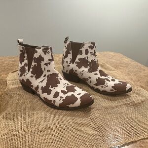 Ladies Arizona slip on booties size 8
